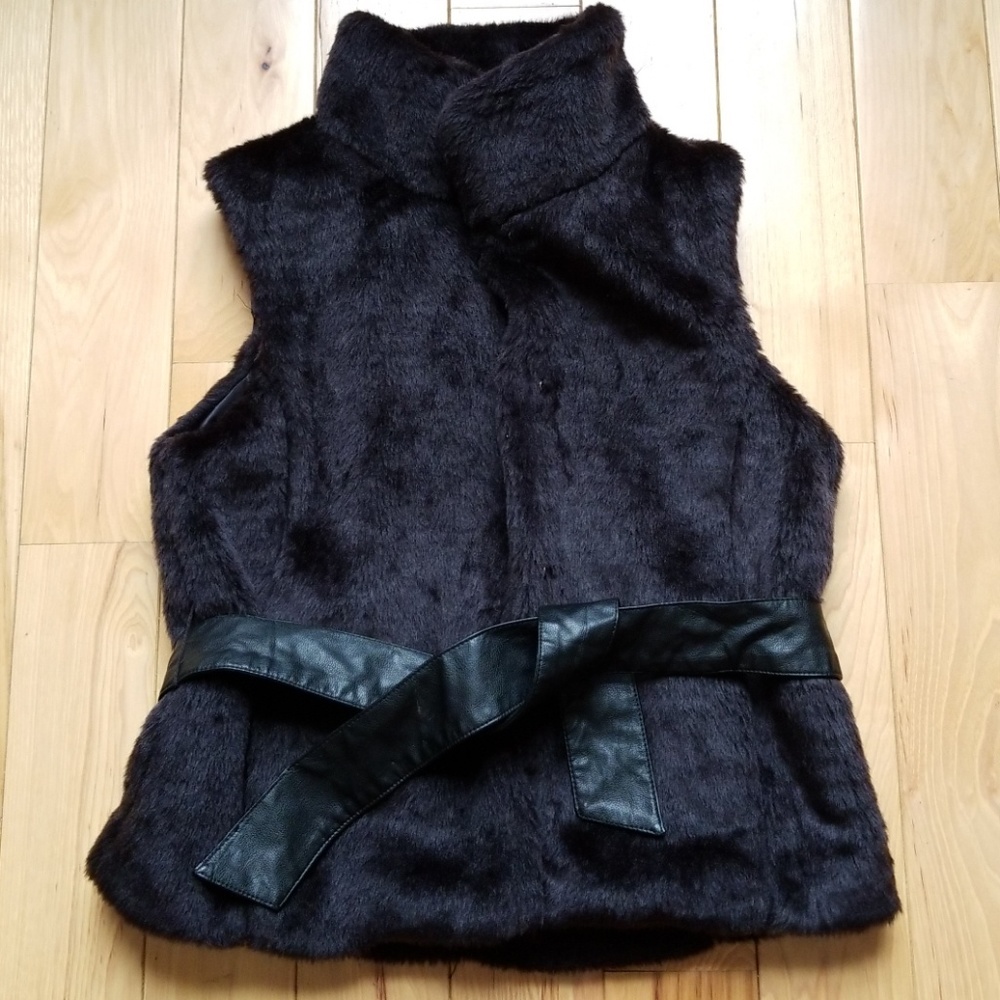 Black Faux fur vest with belt Sz M EUC